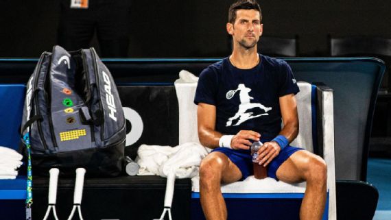 Novak Djokovic vuelve a ser retenido en un hotel en Melbourne