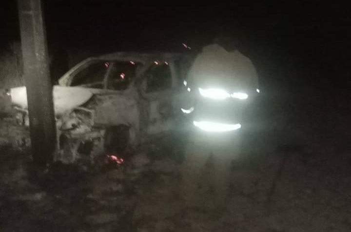 Un automóvil se consume por el fuego al chocar contra un poste de corriente eléctrica en Castaños