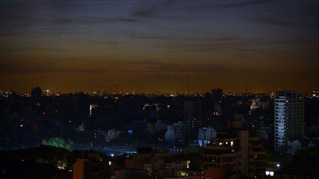 Al menos 100,000 personas de Buenos Aires y alrededores sufren cortes de luz