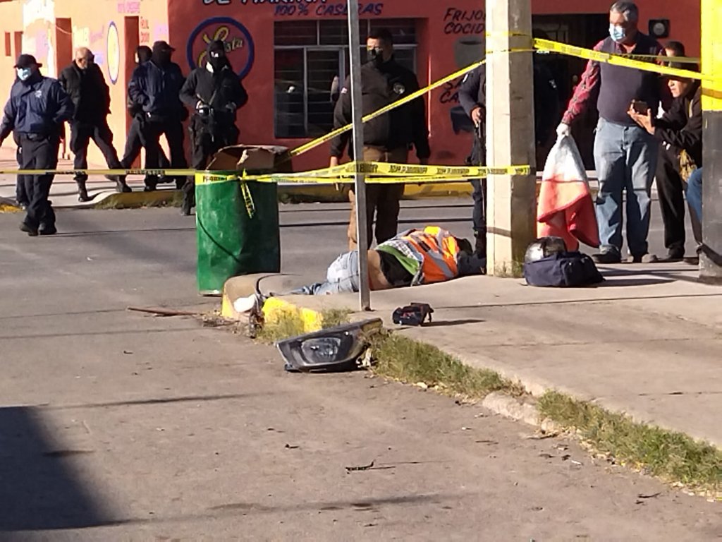 Motociclista muere al chocar contra auto de un cable local en Frontera