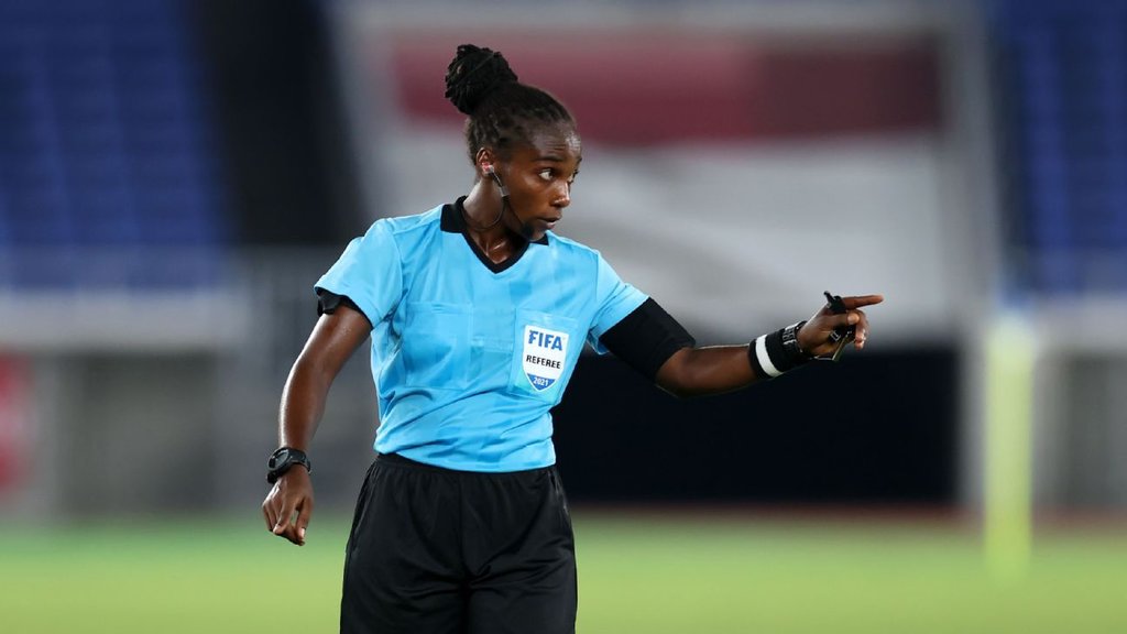 Salima Mukansanga, primera mujer en arbitrar un partido de la Copa de África