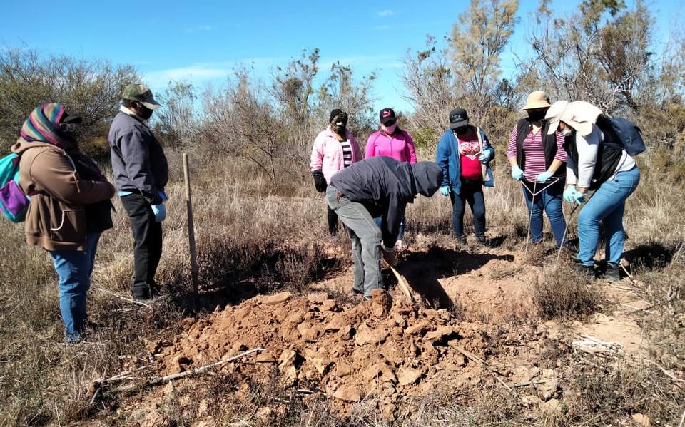 Líder de 'Madres buscadoras' halla restos de hijo en fosa del norte de México
