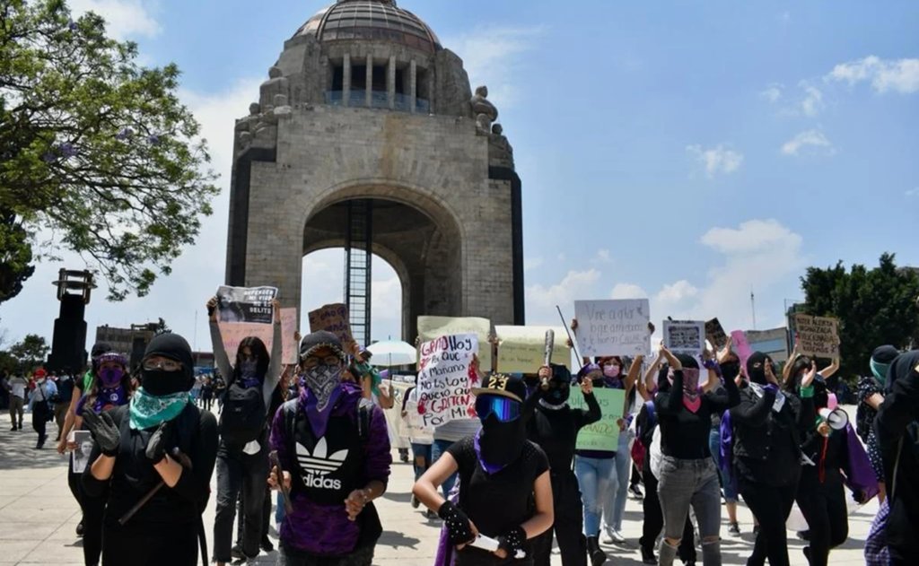 Contienen marcha feminista en CDMX y se dispersa