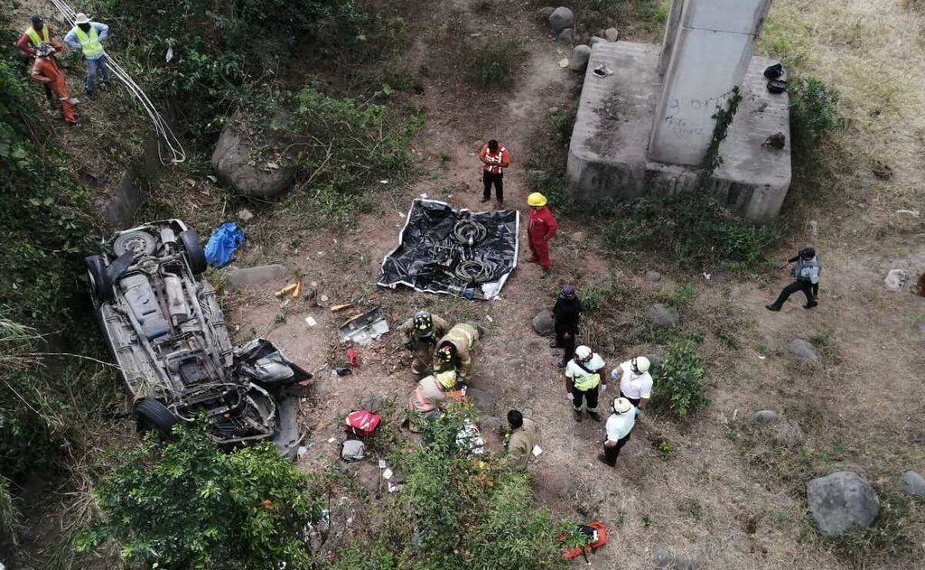 Accidente en autopista Veracruz-Córdoba deja dos muertos y 15 heridos
