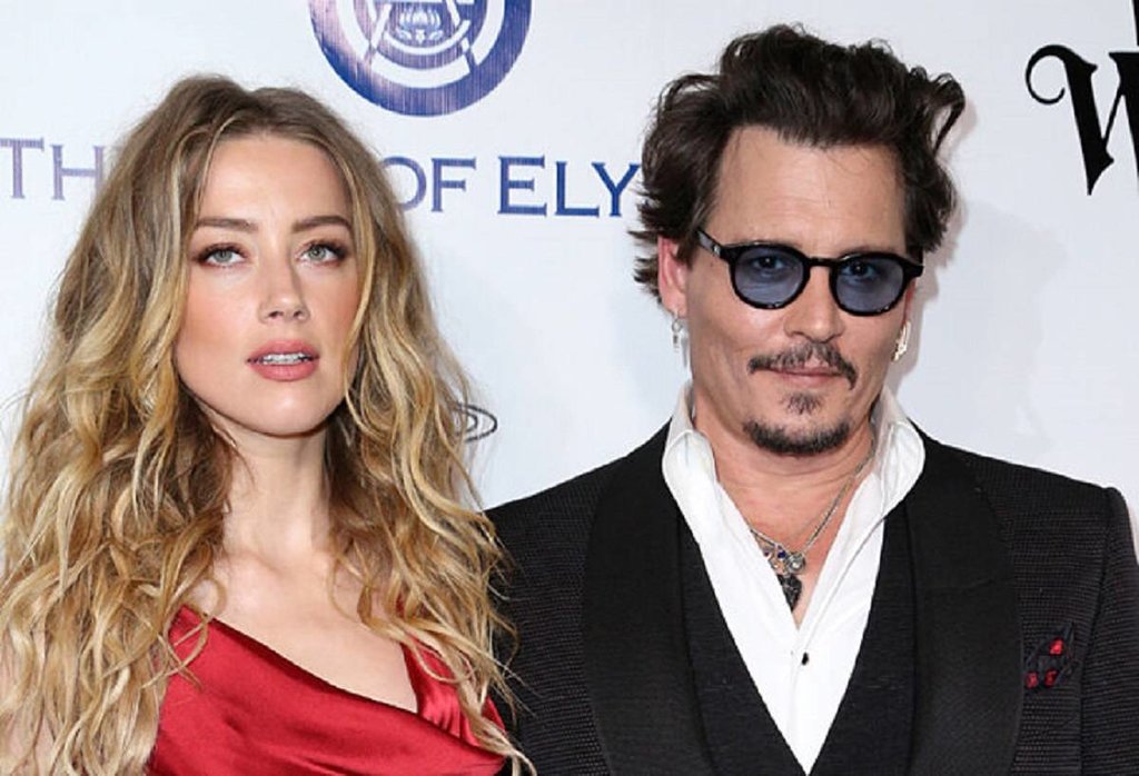Amber Heard regala cuchillo con la leyenda 'Hasta que la muerte nos separe' a Johnny Depp