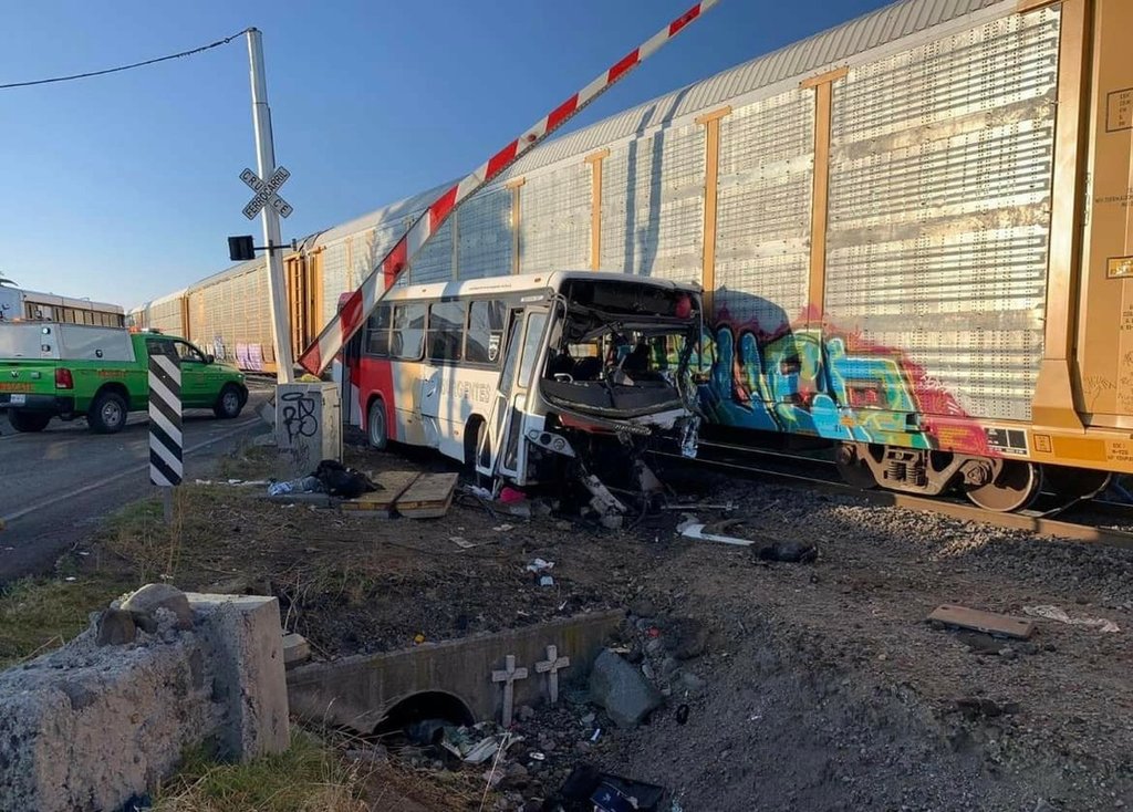 Choque de tren y autobús deja un muerto y al menos 19 heridos