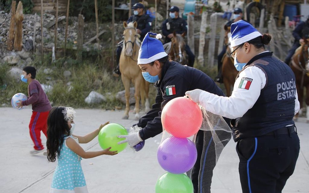 Policías y GN regalan juguetes a niños en Juchitán