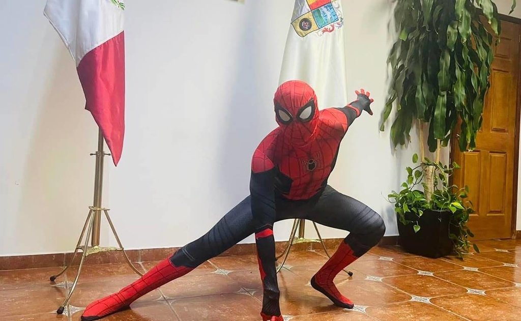 Alcalde michoacano revela a niños que es... Spiderman