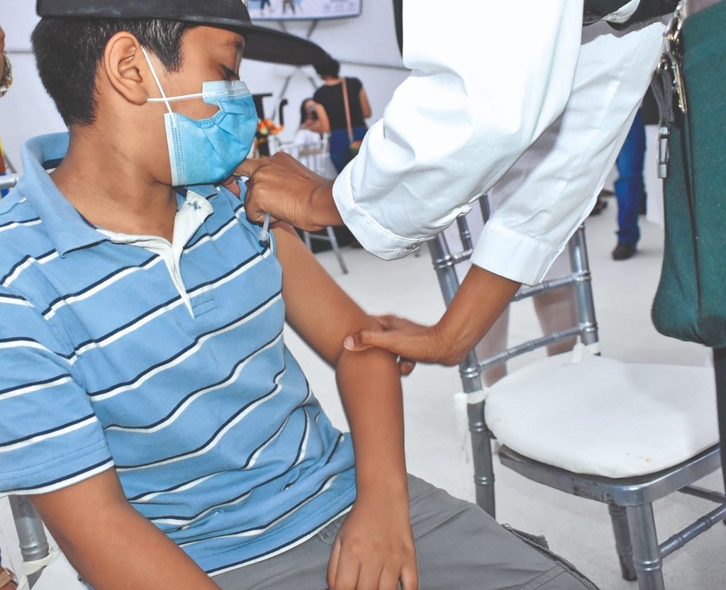 Adolescentes de 12 a 14 años pertenecientes a la Región Centro reciben probablemente vacunación contra covid-19 en el mes de mayo