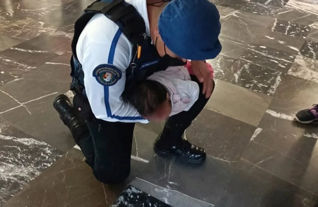 Policía evitó que una bebé se ahogara en el Metro Pantitlán