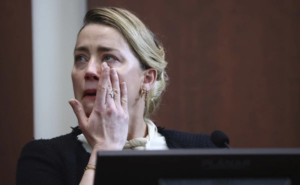 Aseguran que Heard llora y posa para la foto en juicio contra Depp