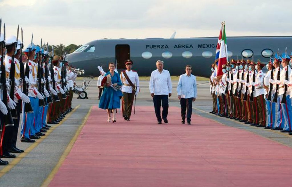 López Obrador inicia actividades oficiales en Cuba con una ofrenda a Martí