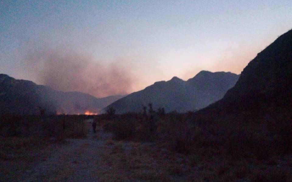 Se desata incendio en Sierra de Jimulco, acude personal de Conafor