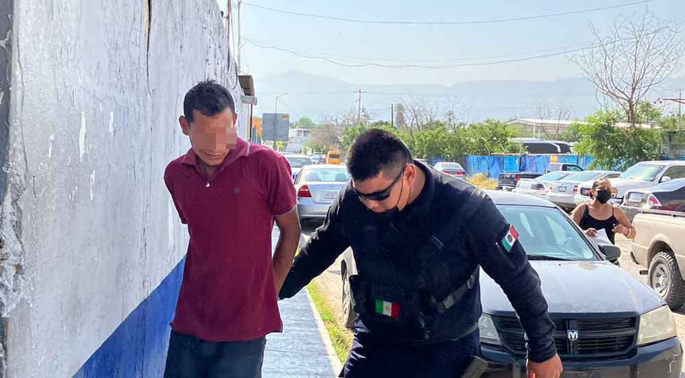 Hombre con diversas identificaciones falsas es arrestado en la colonia Cañada Norte