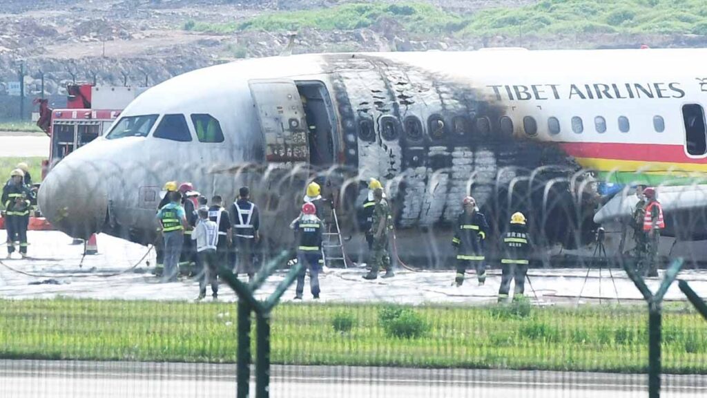 Avión sale de pista y se incendia en el centro de China