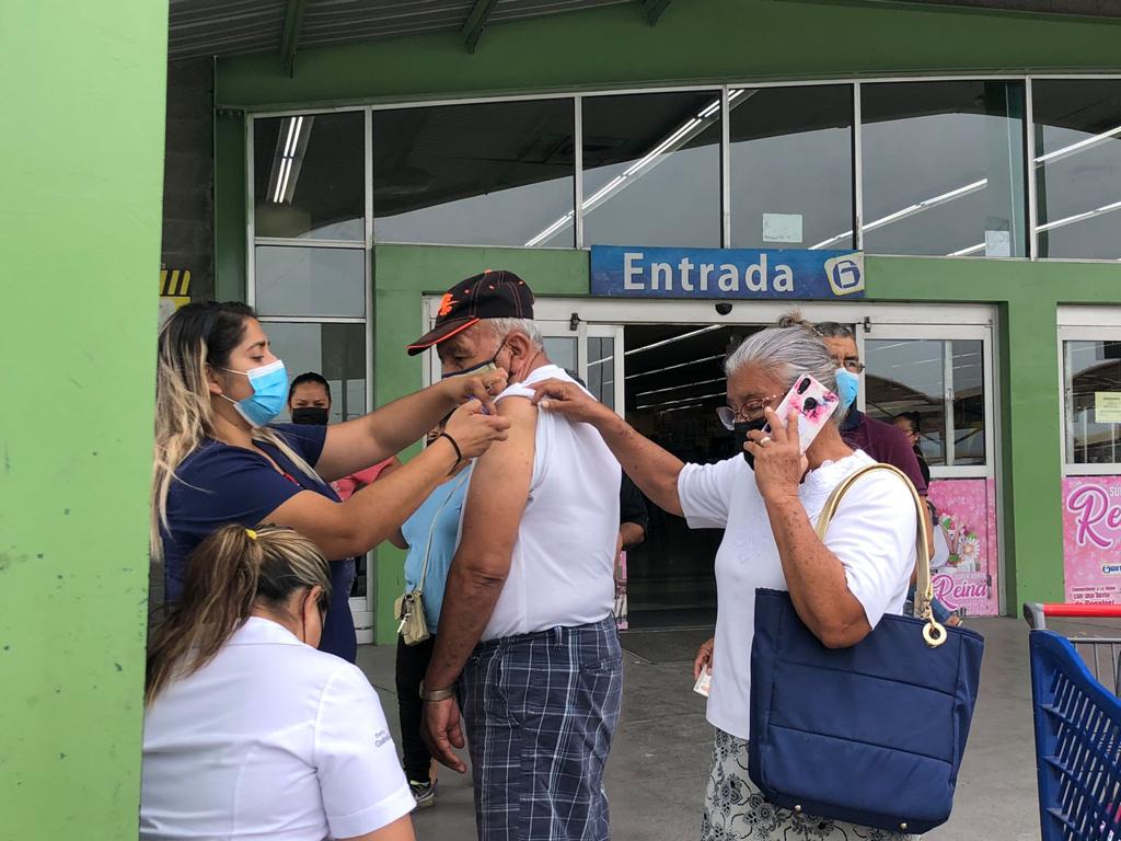 Rezagados mayores de 18 años, son inmunizados contra COVID en Monclova
