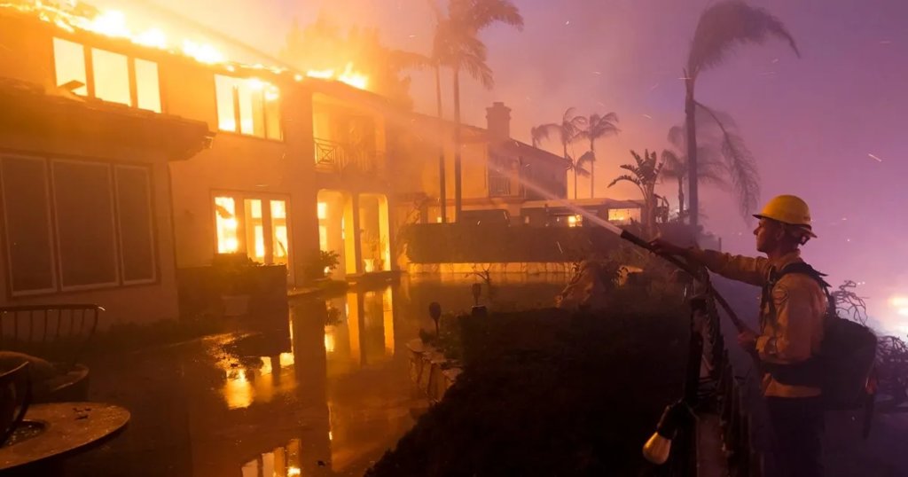 Incendio arrasa con 20 mansiones al sur de California