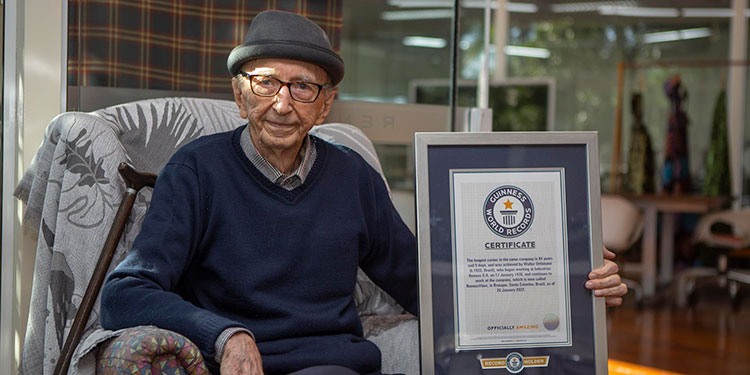 A los 100 años, un brasileño rompe el récord del 'empleado más antiguo' del mundo