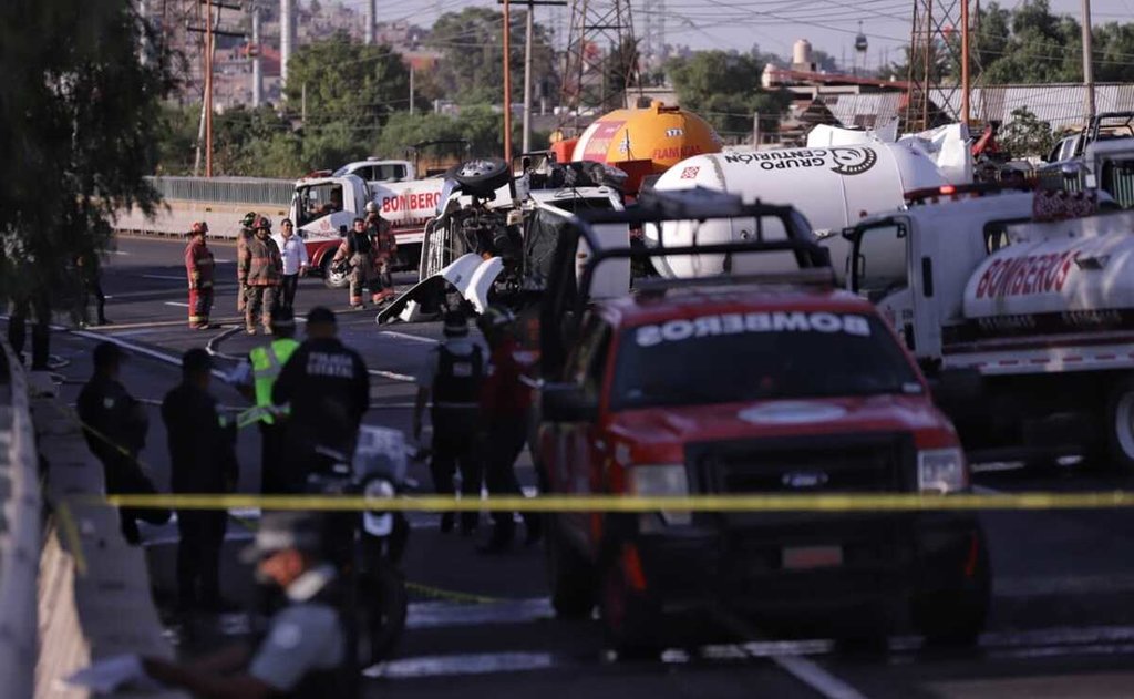 Vuelca pipa de Gas LP en la México-Pachuca; hay cierre de vialidades