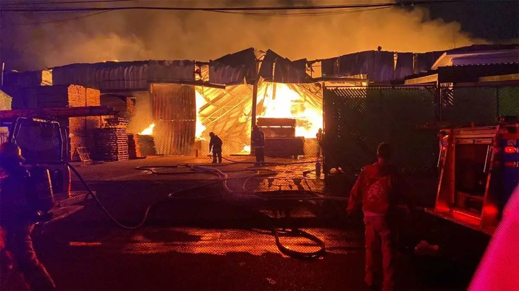 Incendio consume fábrica de muebles en Cholula, Puebla