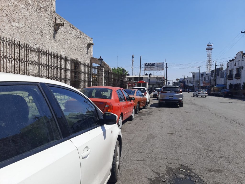 Automovilistas se estacionan en doble fila en calles de la Zona centro de Monclova