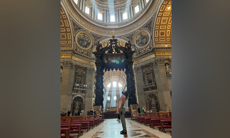 Jason Momoa se disculpa por tomarse fotos en iglesias del Vaticano