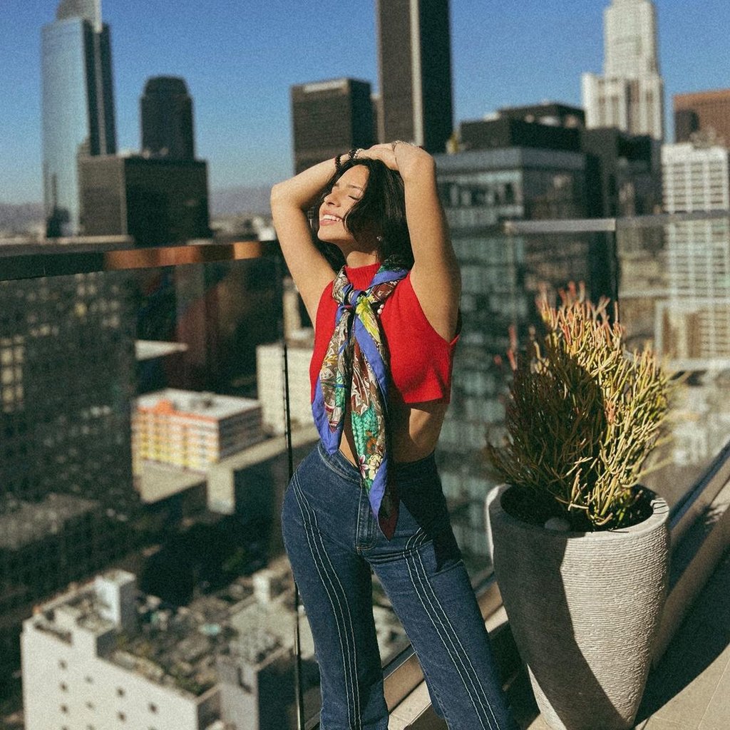 Ángela Aguilar es la referencia de estilo para llevar jeans de cintura alta