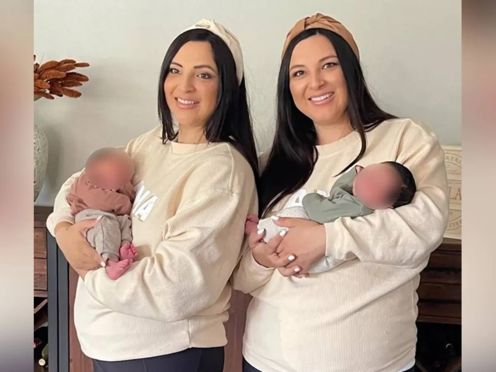 Hermanas gemelas idénticas dan a luz el mismo día