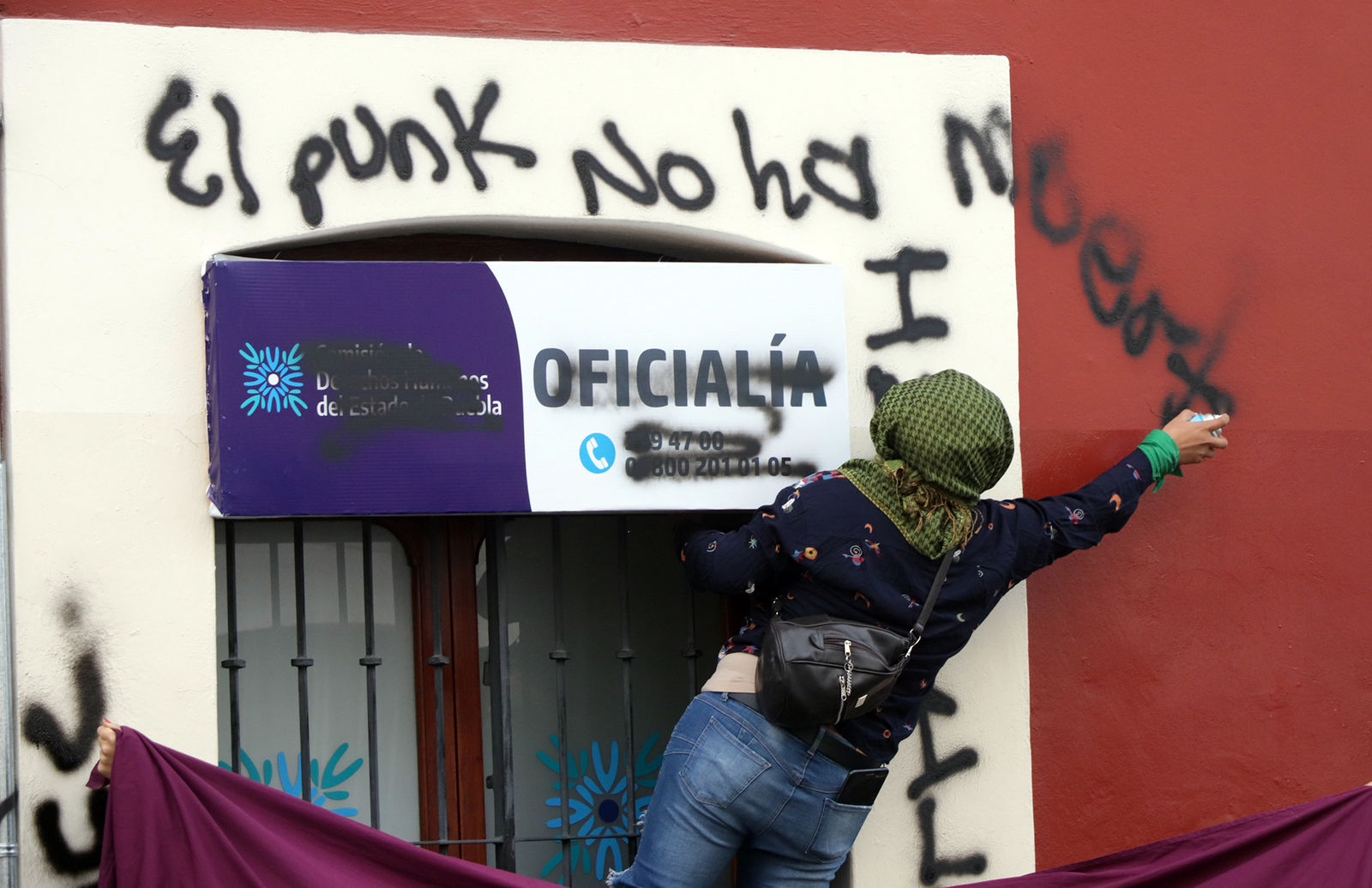 Feministas protestan en sedes de Derechos Humanos en Puebla y Tabasco