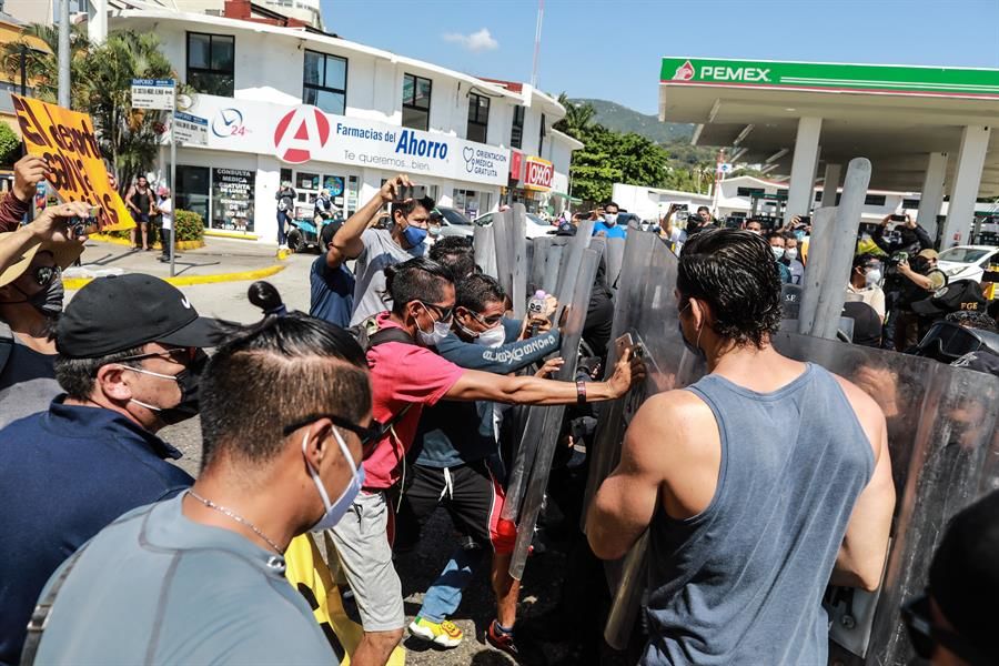 Policía reprime protesta de trabajadores de gimnasios en Acapulco