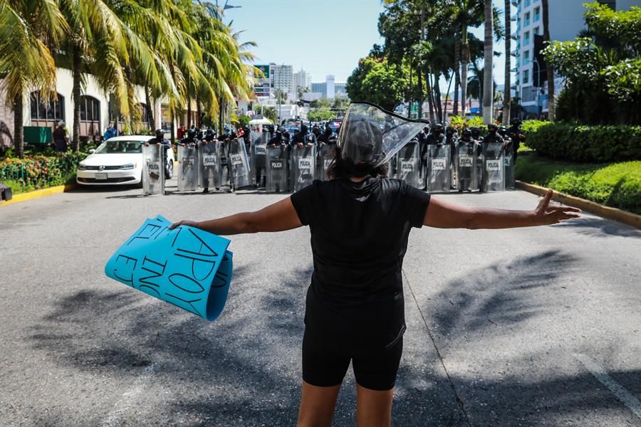 Policía reprime protesta de trabajadores de gimnasios en Acapulco