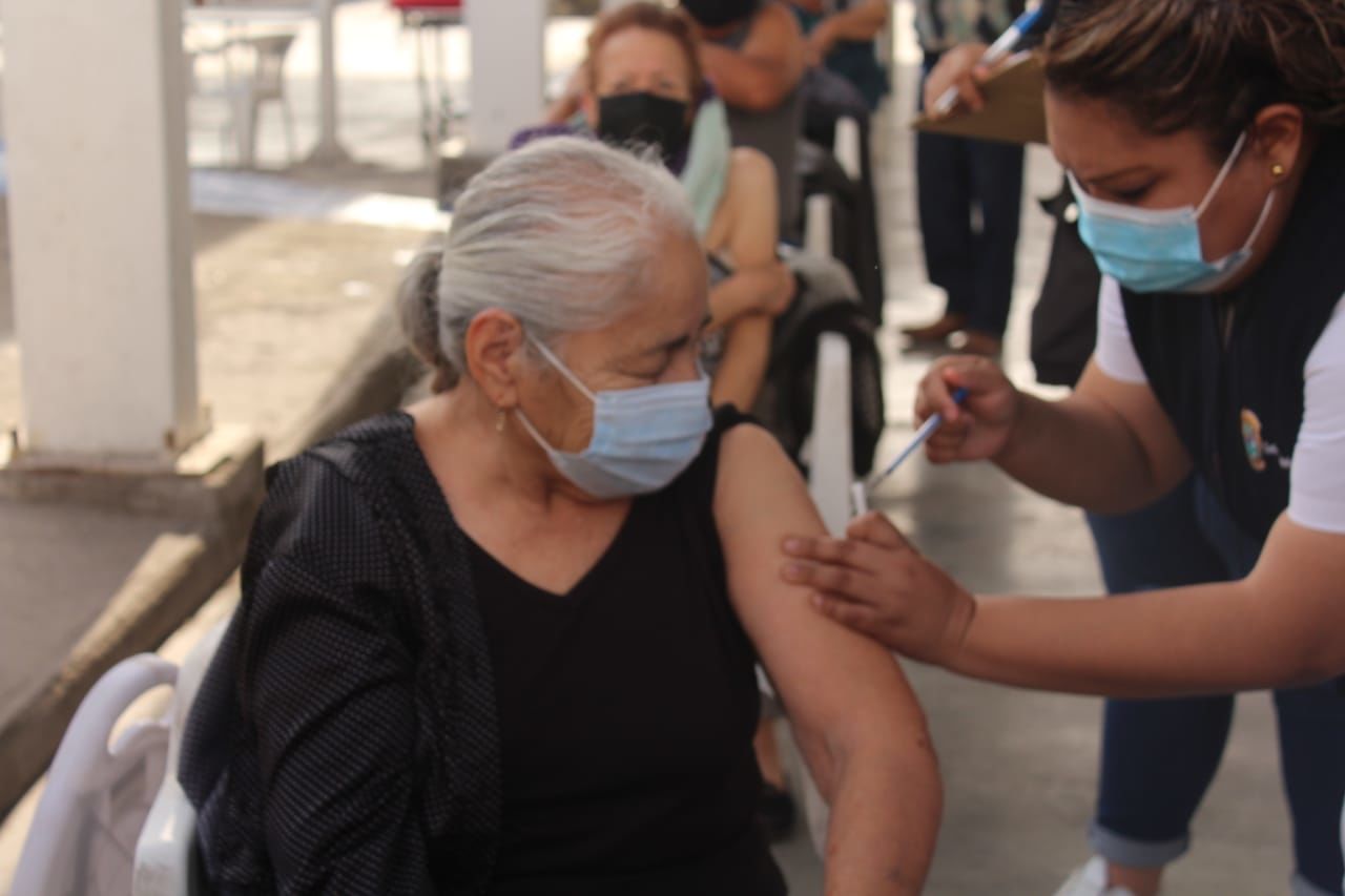 Vacunación contra el COVID-19 en adultos mayores de Frontera 