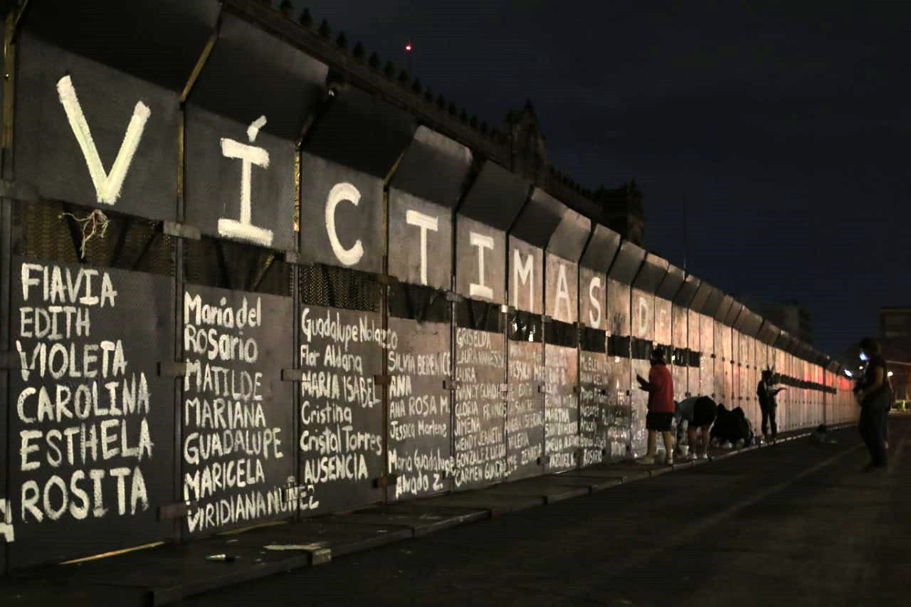 Vallas del Palacio Nacional en memorial de víctimas de feminicidio