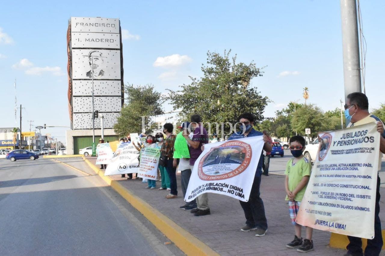 Profesores jubilados y pensionados protestan nuevamente en Monclova por pagos en UMA