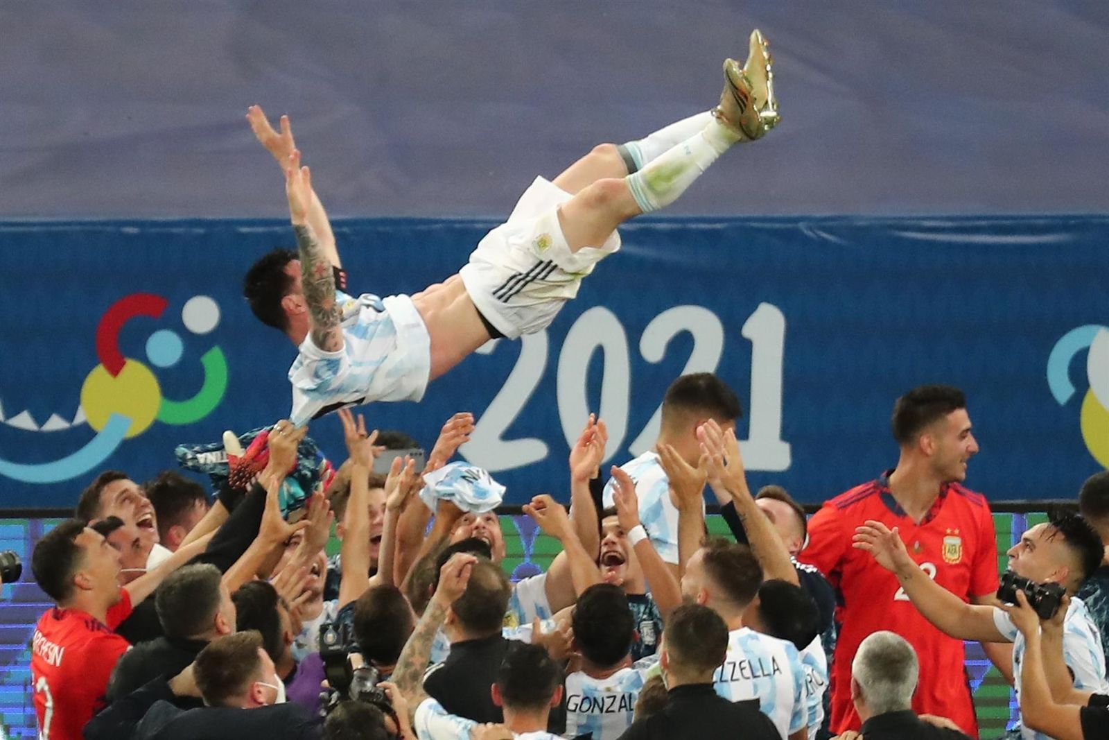 Argentina propina pequeño Maracanazo y alza su decimoquinta Copa América 