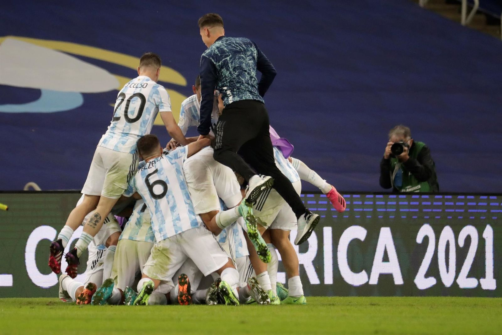 Argentina propina pequeño Maracanazo y alza su decimoquinta Copa América 