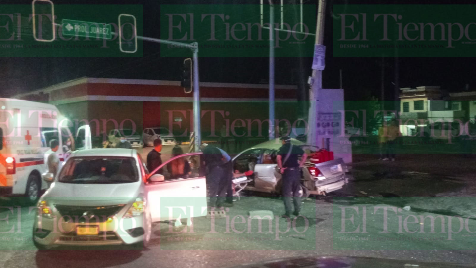 Automovilista esperaba la luz verde del semáforo y le chocan en Monclova