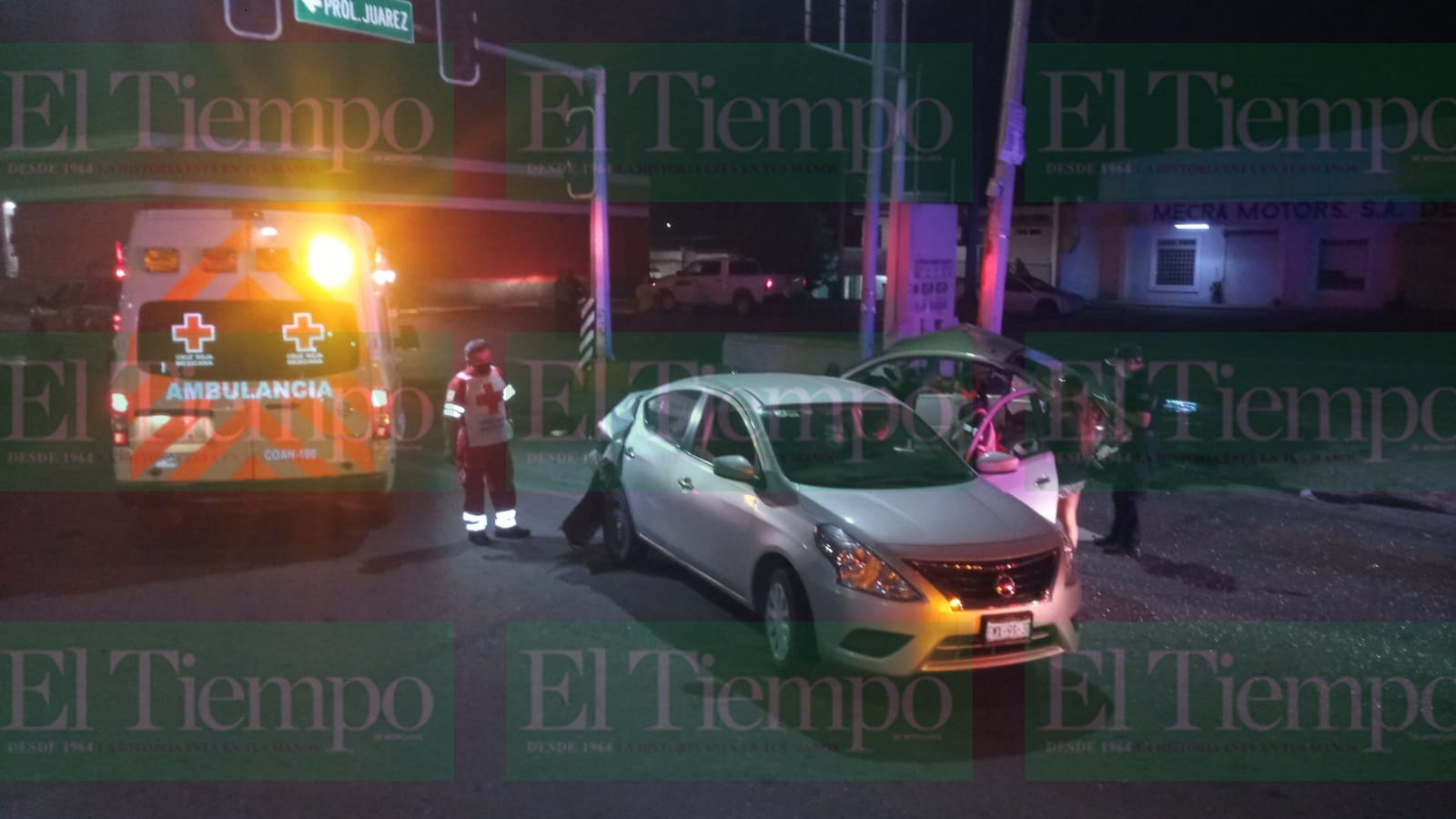 Automovilista esperaba la luz verde del semáforo y le chocan en Monclova