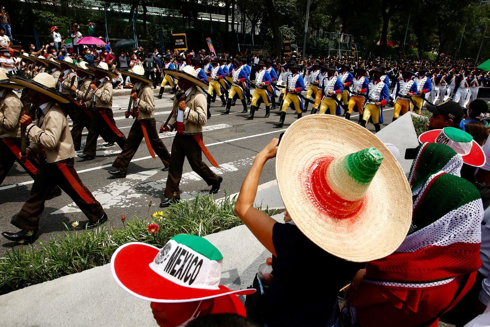 AMLO y presidente de Cuba encabezan desfile por el Día de la Independencia de México