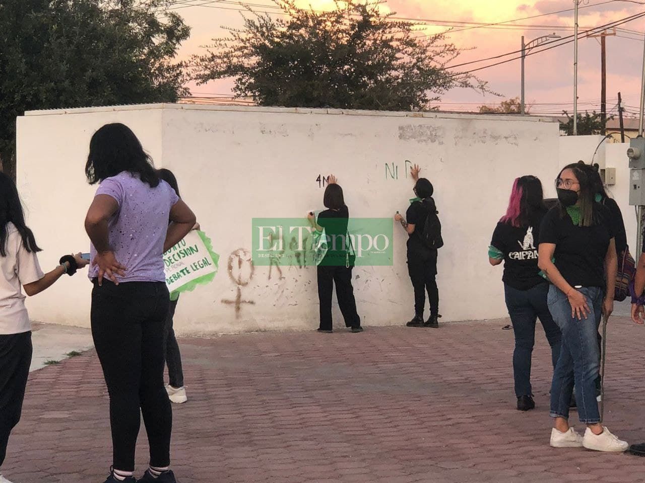 Feministas protestan pacíficamente en la Plaza del Magisterio en Monclova