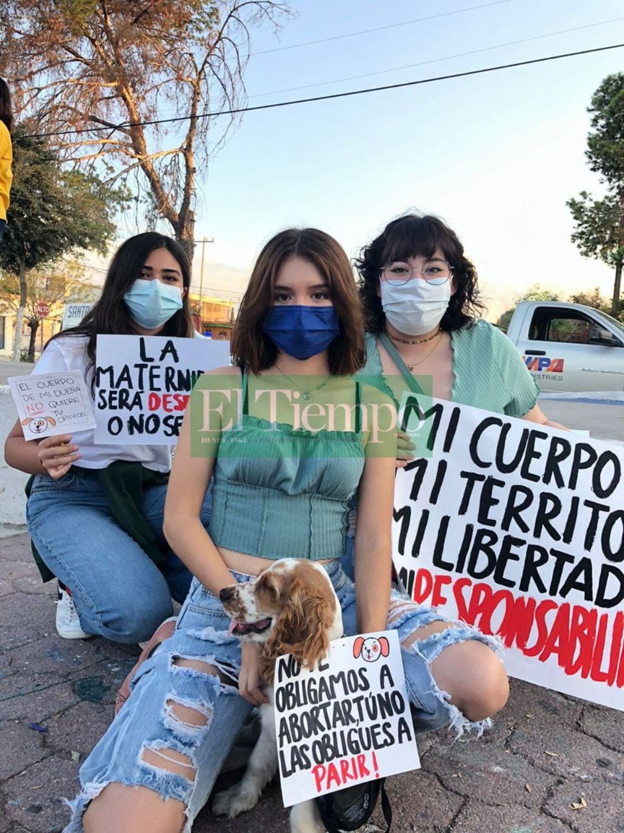 Feministas protestan pacíficamente en la Plaza del Magisterio en Monclova