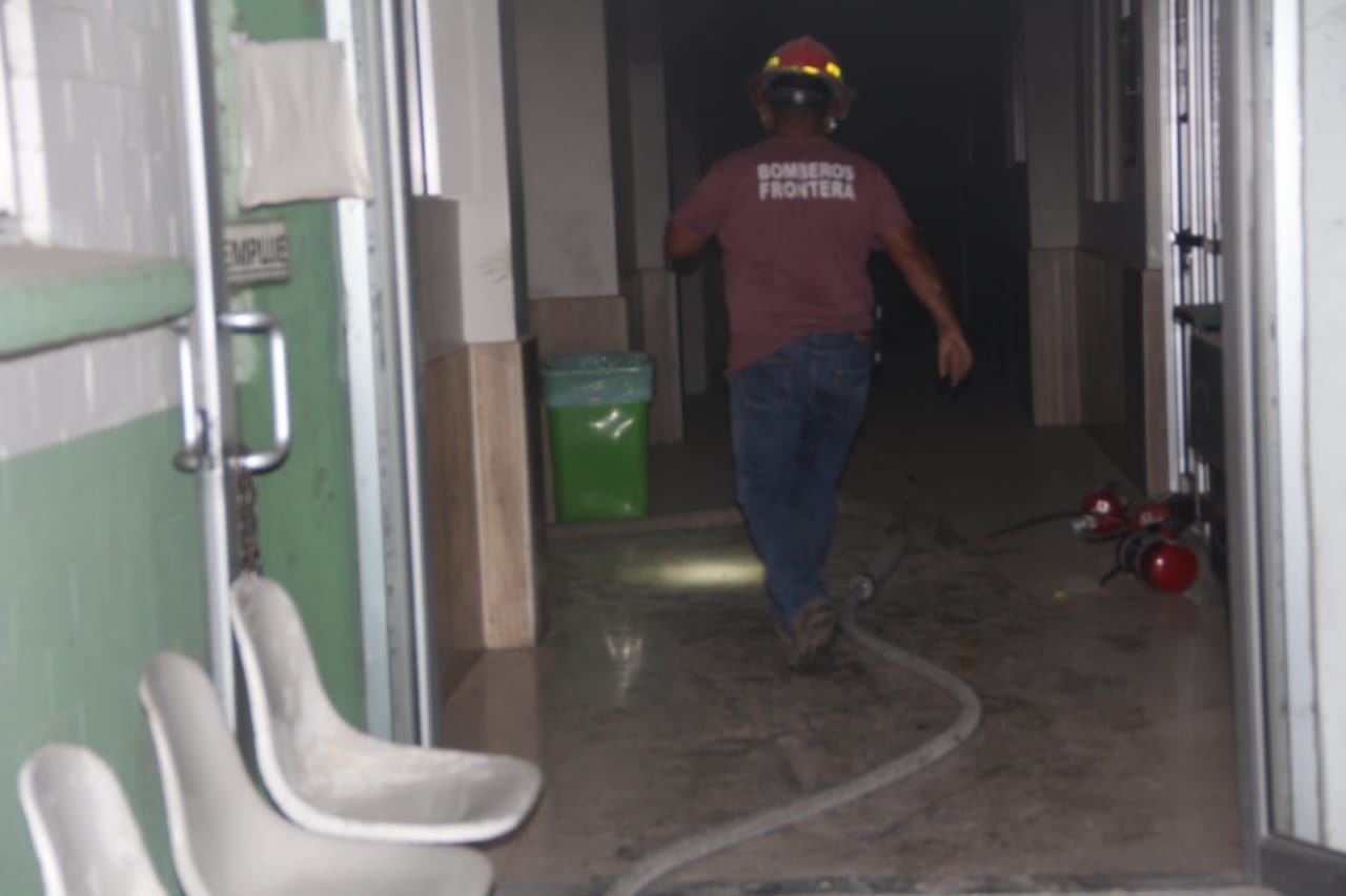 Fuerte incendio en la Clínica 9 de Frontera genera gran movilización de Cuerpos de Rescate y Bomberos 