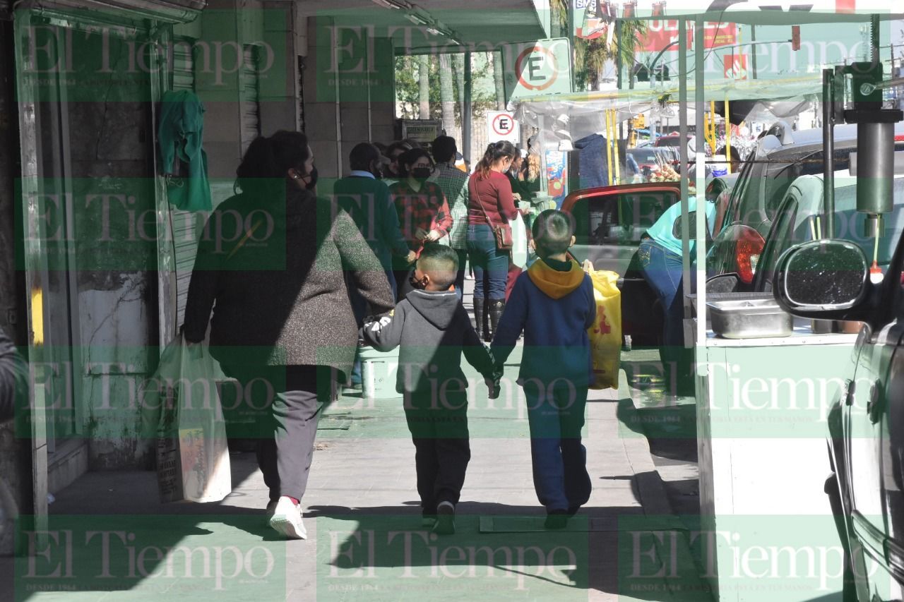 Ciudadanos abarrotan la Zona Centro de Monclova por compras navideñas