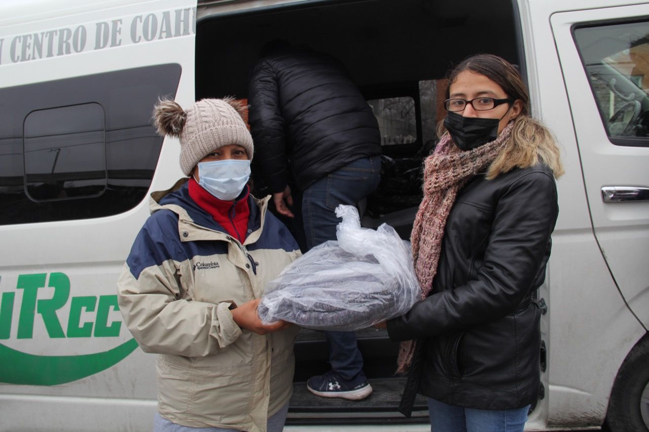 Estudiantes de la UTRCC donan cobertores a familias vulnerables de Monclova