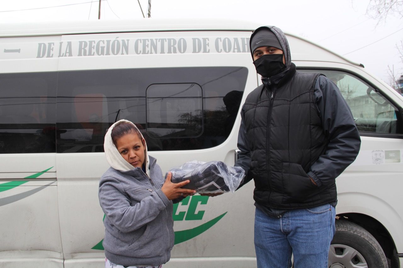Estudiantes de la UTRCC donan cobertores a familias vulnerables de Monclova