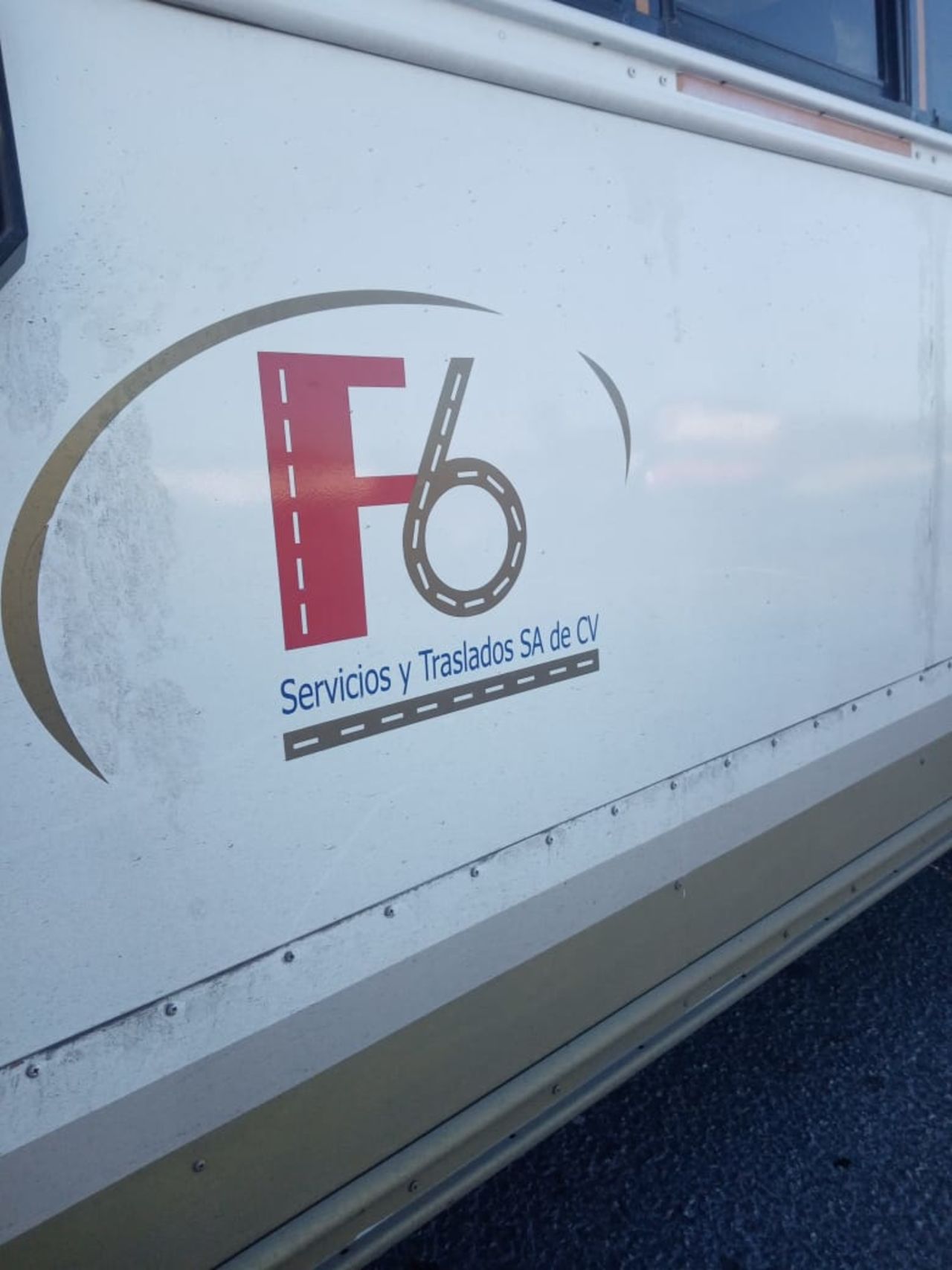 ¡17 trabajadores lesionados!: chocan dos camiones de la empresa Grupo Fox