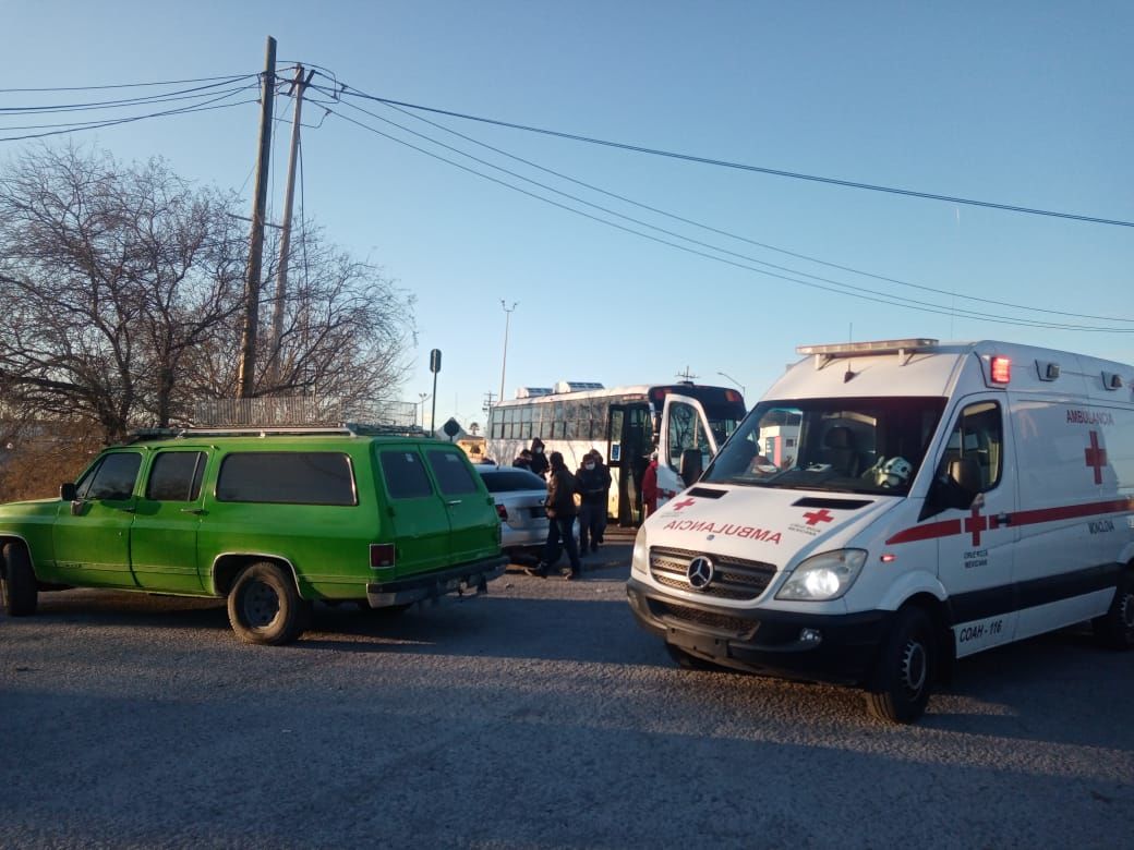 ¡17 trabajadores lesionados!: chocan dos camiones de la empresa Grupo Fox