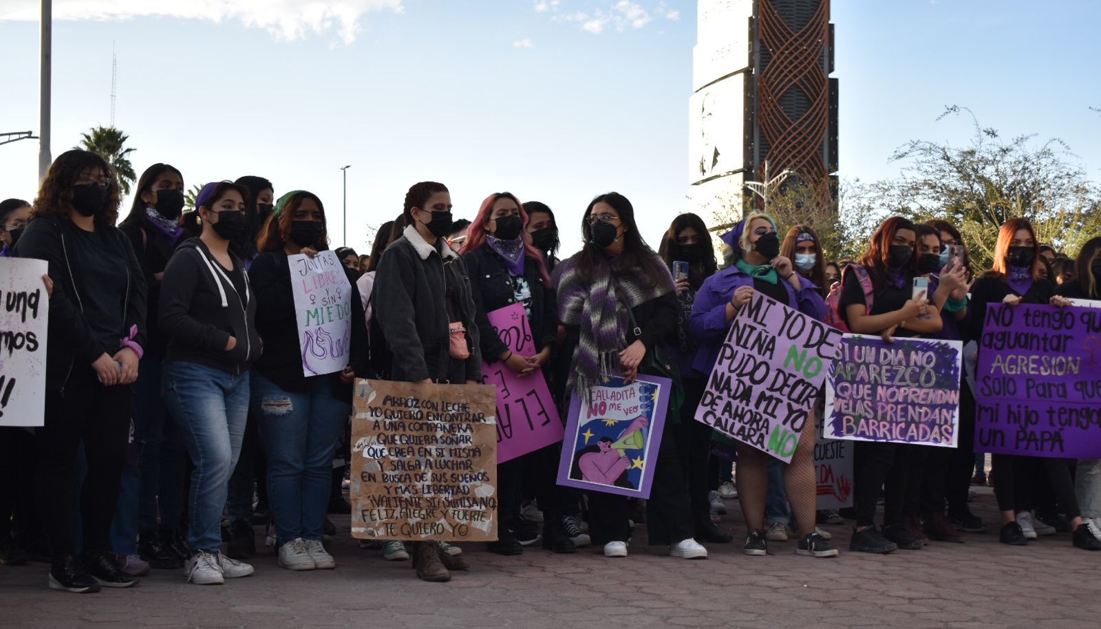 Feministas de Monclova se reúnen en la plaza del Magisterio