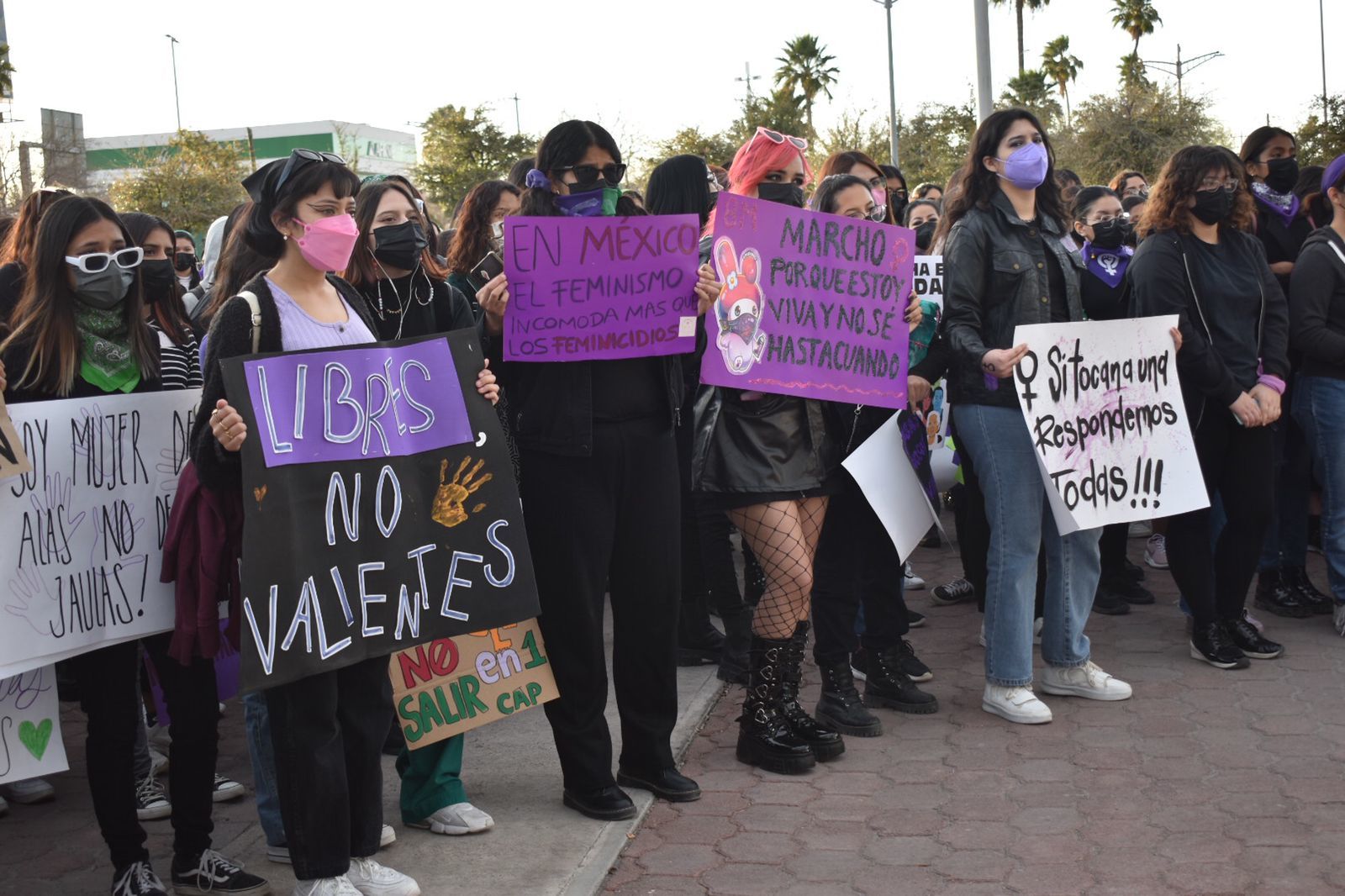 Feministas de Monclova se reúnen en la plaza del Magisterio