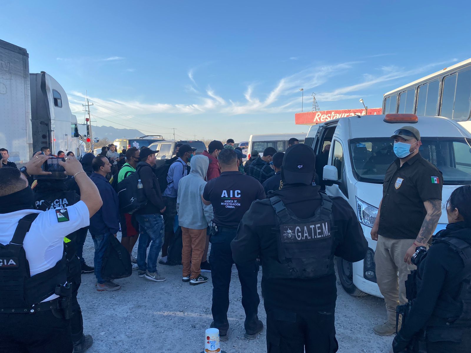 Otros 82 migrantes son abandonados en tráiler ahora en Castaños